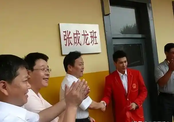 "体操冠军"张成龙:成名后被富婆倒追,结婚多年幸福美满