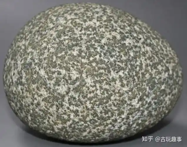 这枚月亮陨石具有透明状熔壳,是月岩中的透明物质经高温熔融后形成的.