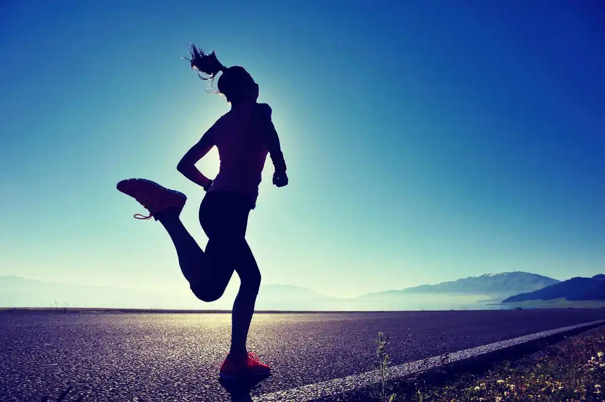 年轻女跑步者在路上奔跑奋斗运动健身户外跑步