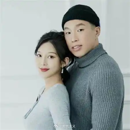 一刻就不行了,太疼了落地后抱着秦霄贤,孟鹤堂兄弟几个一边哭一边喊疼