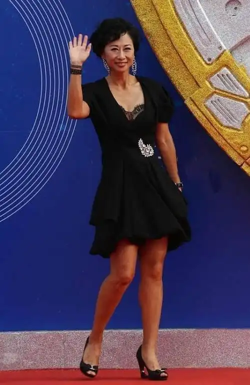 60 叶倩文身材太有料,穿黑色收腰公主裙,竟无一丝多余