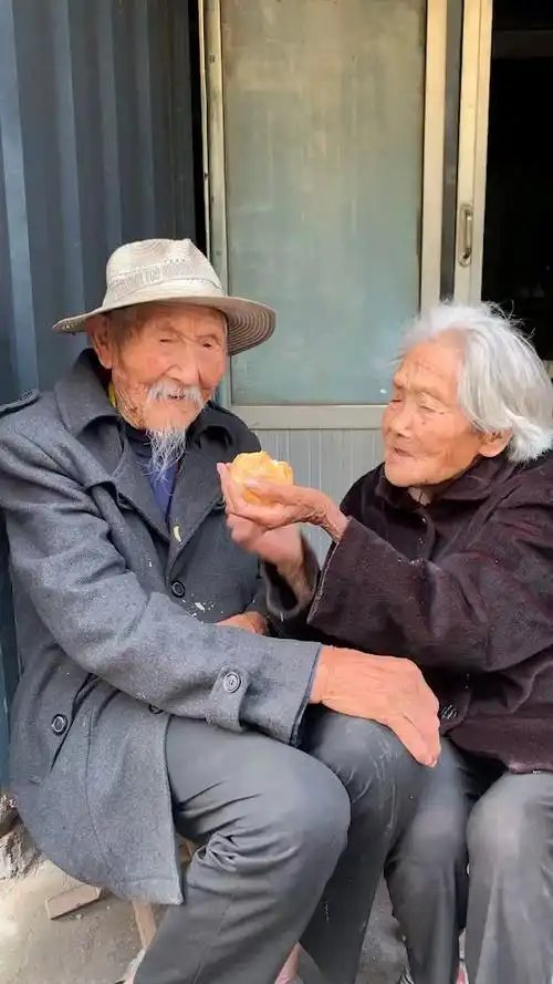 99岁老奶奶和97岁老爷爷恩爱一生,身体健康,五代同堂