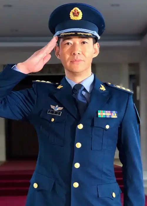 空降利刃将播伞兵老特杨骏晋升上校政委