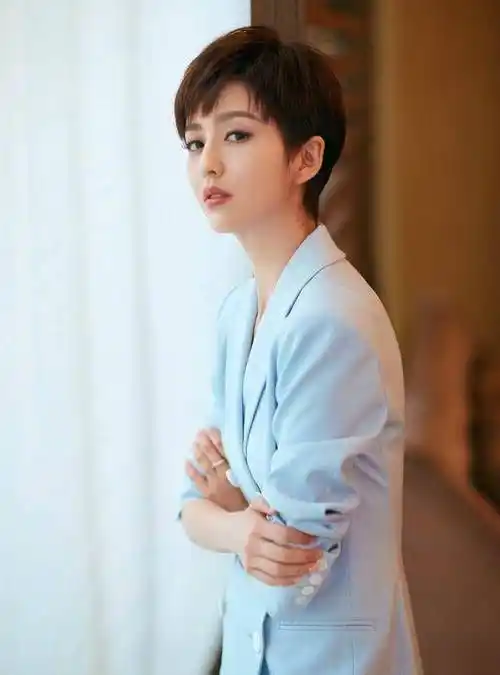 蒋欣厉害了!大妈短发造型也能驾驭,网友:瞬间变成大妈_发型_个子_照片