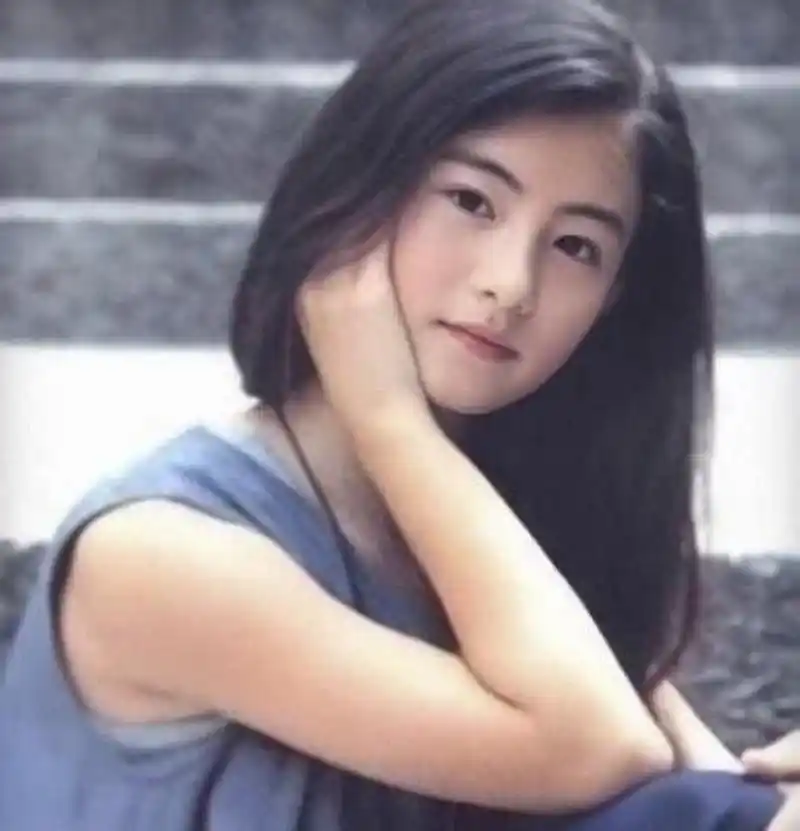 2003年,陈小春张柏芝两人同游曼谷,游泳池旁张柏芝穿着比基尼,娇嗔地