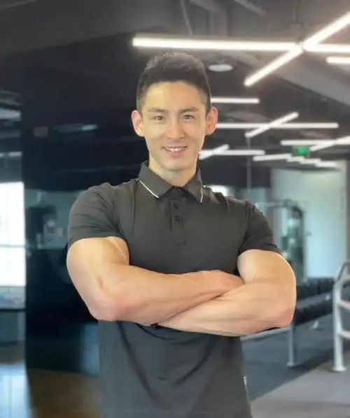 因有着高颜值和健美身材的他,成为现今网上最红的"禁欲系"男神