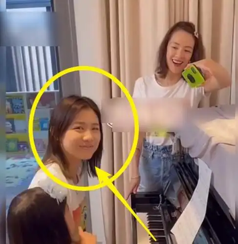 葛荟婕质疑汪峰将女儿当流量,晒出截图,我却被小苹果颜值圈粉了