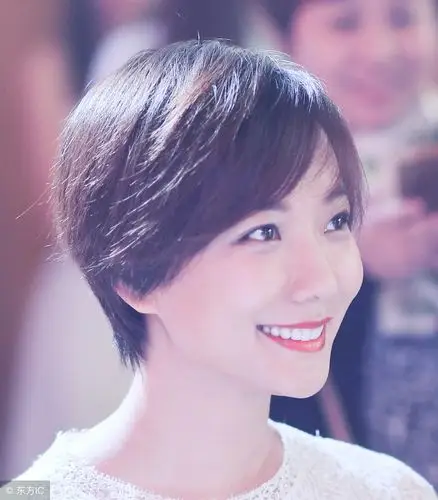 1/ 12 拥有一头秀丽长发的女明星在娱乐圈很多,拥有干练短发的女星也