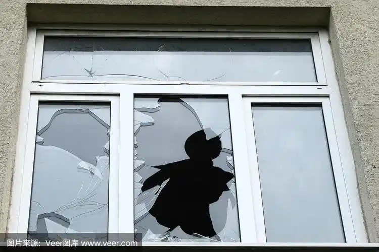 破碎的窗户玻璃