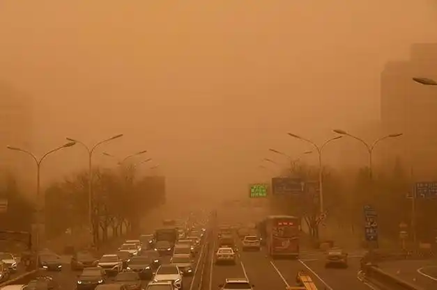 新疆发生特强沙尘暴,风力达14级,就像异世界!为何风这么大?