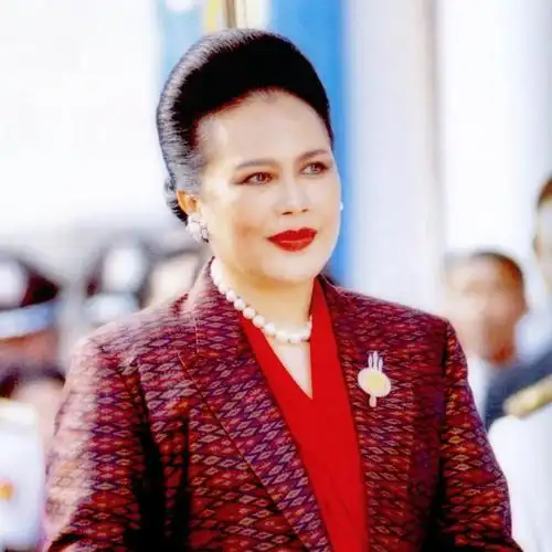 当地时间8月12日,泰国国王玛哈·哇集拉隆功携苏提达王后,还有两位