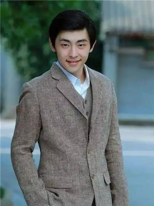 邓伦2012年入行,这段恋情应该是入行之后谈的,那会儿他还是娱乐圈的小