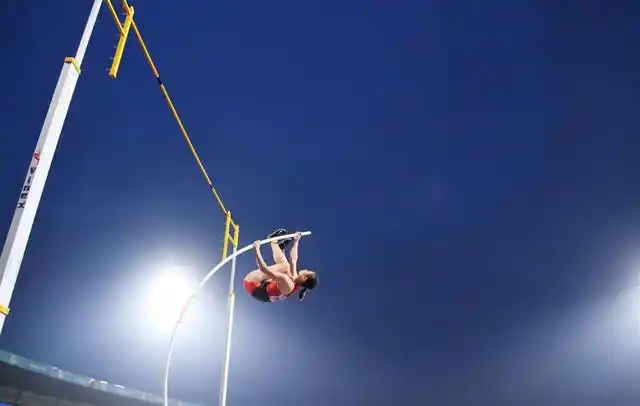 正在完成撑杆跳的运动员