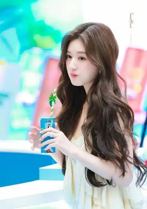 赵露思这次甜如奶茶,白色吊带连衣裙韩范儿十足,香香软软洋娃娃_美