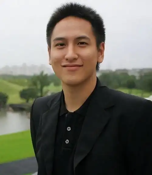 他的父亲汤君年是我们都所熟知的汤臣一品的创始人.