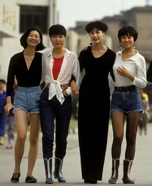 昭和风这篇文章,猫姐就借着几组90年代的日本街拍,来为大家解析风格穿