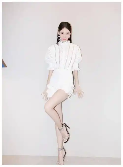 原创金晨一身白色连体短裤装扮秀丽可人美好身形超长美腿让人艳羡