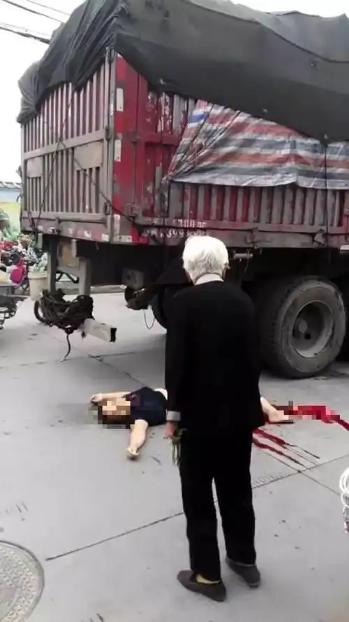 么得命泰州一女子被路边轿车开门撞倒后又遭货车碾压身亡