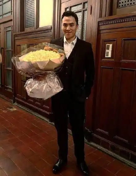 何猷启公开女友照是怎么回事 何猷启女友是谁个人资料介绍