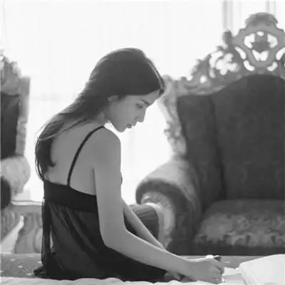 女生侧面伤感黑白头像图片