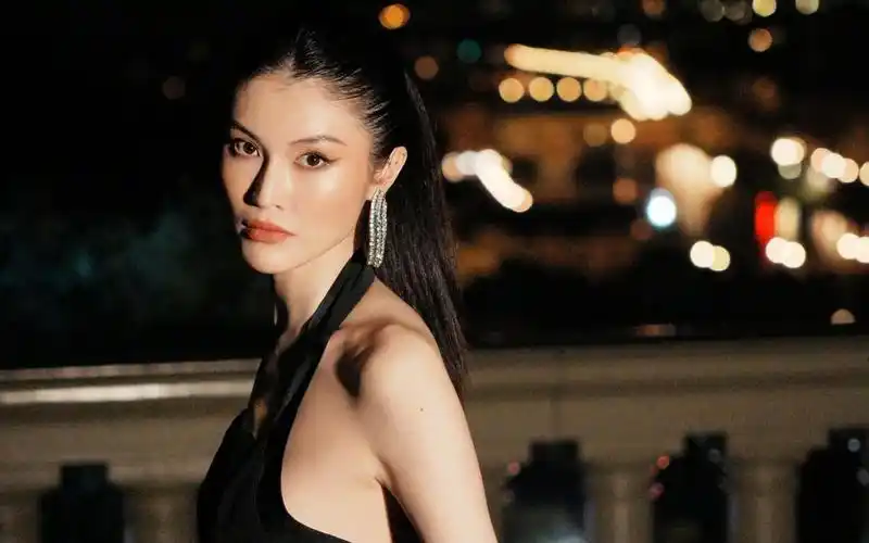 何穗欧洲旅行vlog释出!素颜能打白到发光,看秀带高级化妆品太抢眼