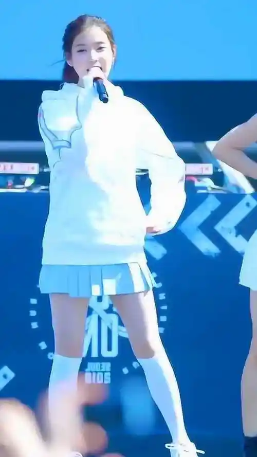 原来iu李知恩真的不会跳舞,这舞姿小学生都会