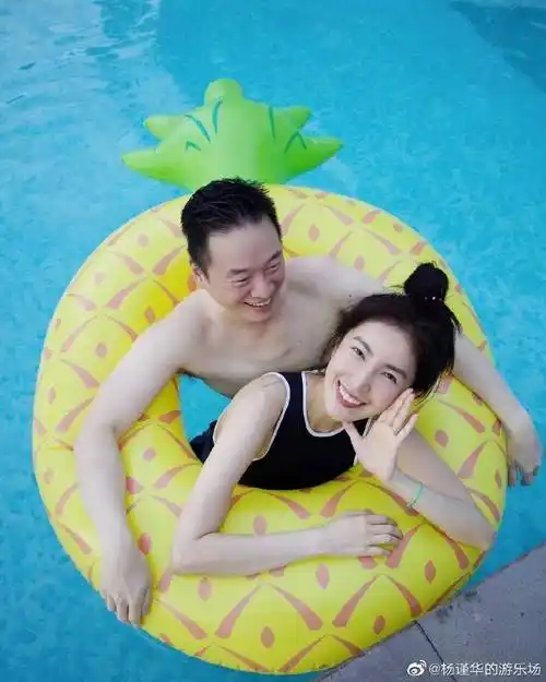 原创杨谨华躺老公怀里的泳装写真肤白貌美大长腿性感美艳