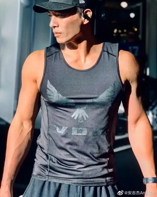 43岁的安志杰,疯狂撸铁练出一身肌肉,只为成为孩子们的榜样!