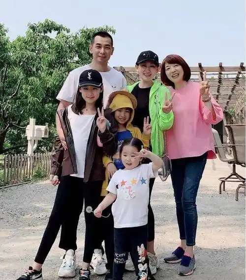 赵文卓一家五口摘草莓,儿子俊朗女儿甜美可人,其乐融融画风和谐_家庭