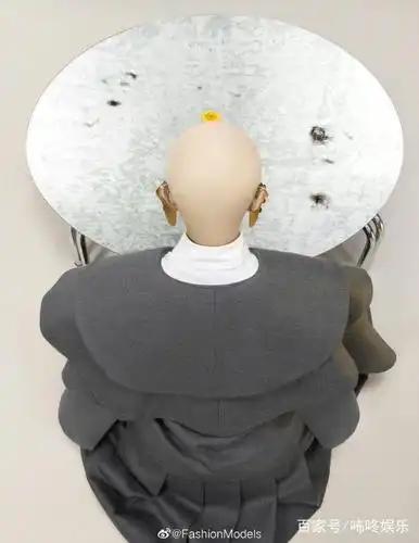 简约风格桌面,光头背影,显得怪诞又有趣.