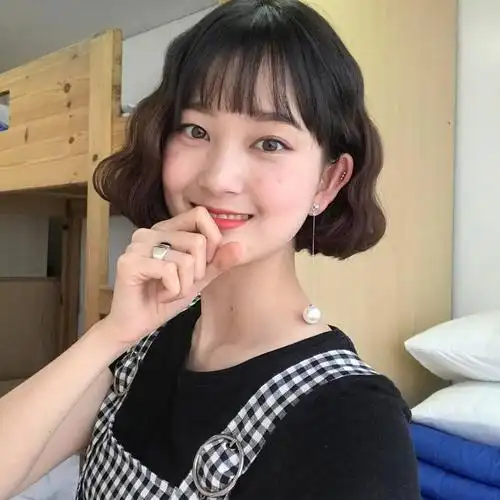 这种发型很洋气,又充满时尚感,也是很多圆脸妹子喜欢的发型.