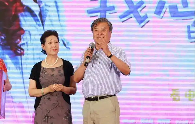 关牧村真有艺术家的气息穿纱裙真挺优雅的和丈夫挺有夫妻相