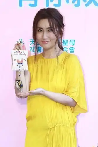 selina美回颜值巅峰,穿小黄裙美成仙儿,网友:破茧成蝶|任家萱|小黄