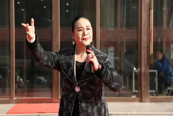 著名艺术家边玉洁老师倾情献唱