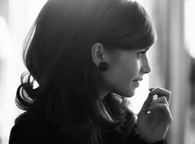 人物名人莉莉柯林斯美女侧面艺术设计摄影照片服装earstudslily