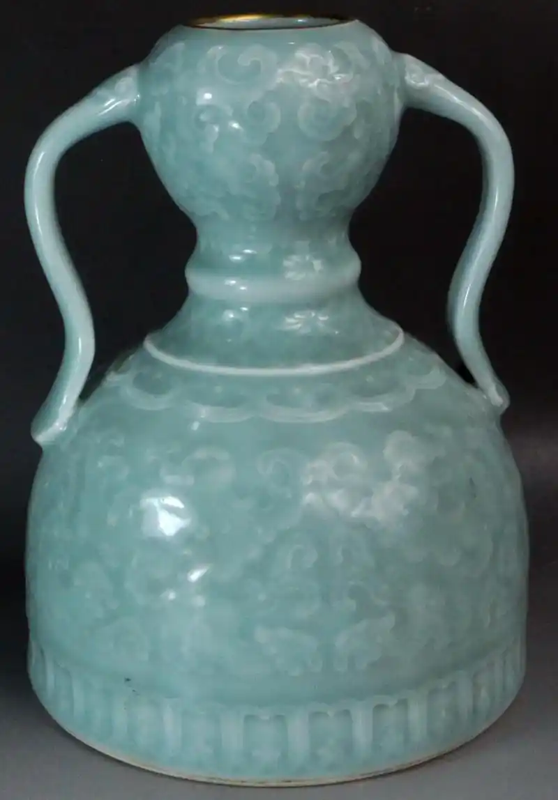 乾隆官窑豆青釉描金口葫芦瓶