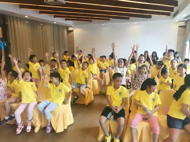 小朋友都踊跃地举手发言