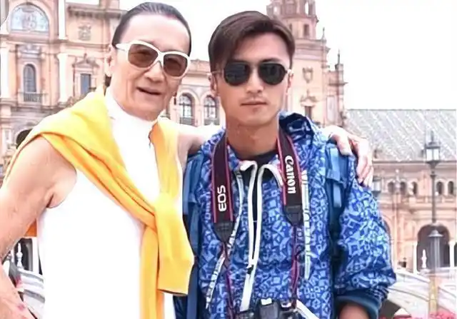 张柏芝母子出镜比心谢振轩搂紧妈妈流露保护欲侧脸太像谢贤