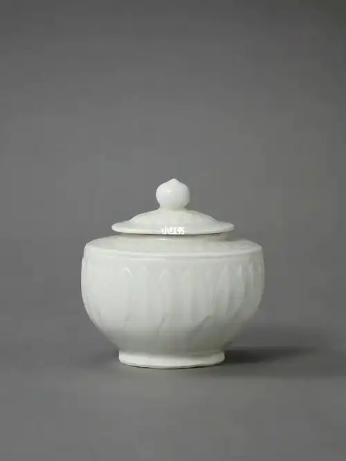 北宋·定窑白釉刻莲瓣纹盖罐