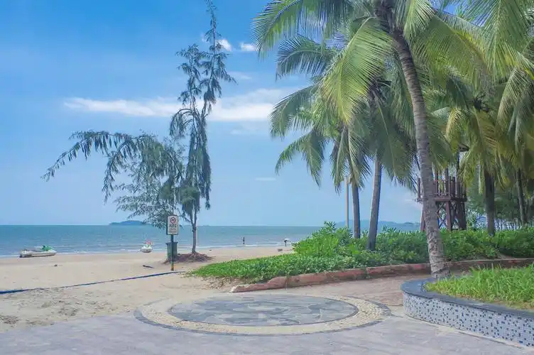 海南小众沙滩,海水清澈见底,现成三亚旅游必打卡景点,不收门票