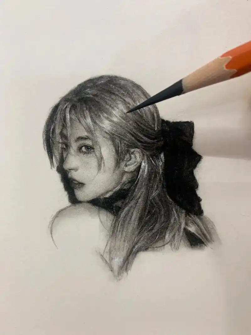 96画个浅发色.a6素描小头像炭笔绘画 - 抖音