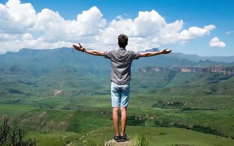 男子一个人在路上的背影,高清图片,电脑桌面-壁纸族