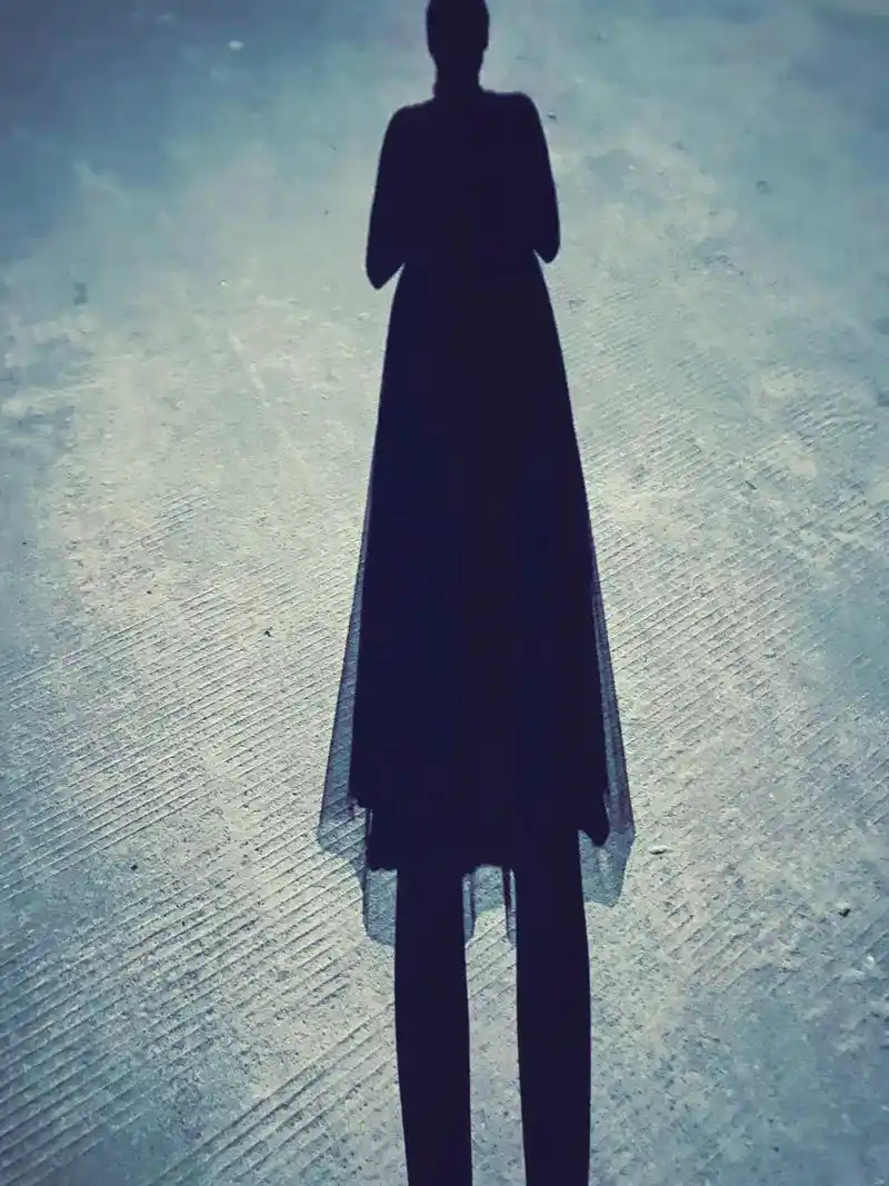 路灯下的影子 #路在脚下 #放慢脚步 #一切都是那么美好  - 抖音