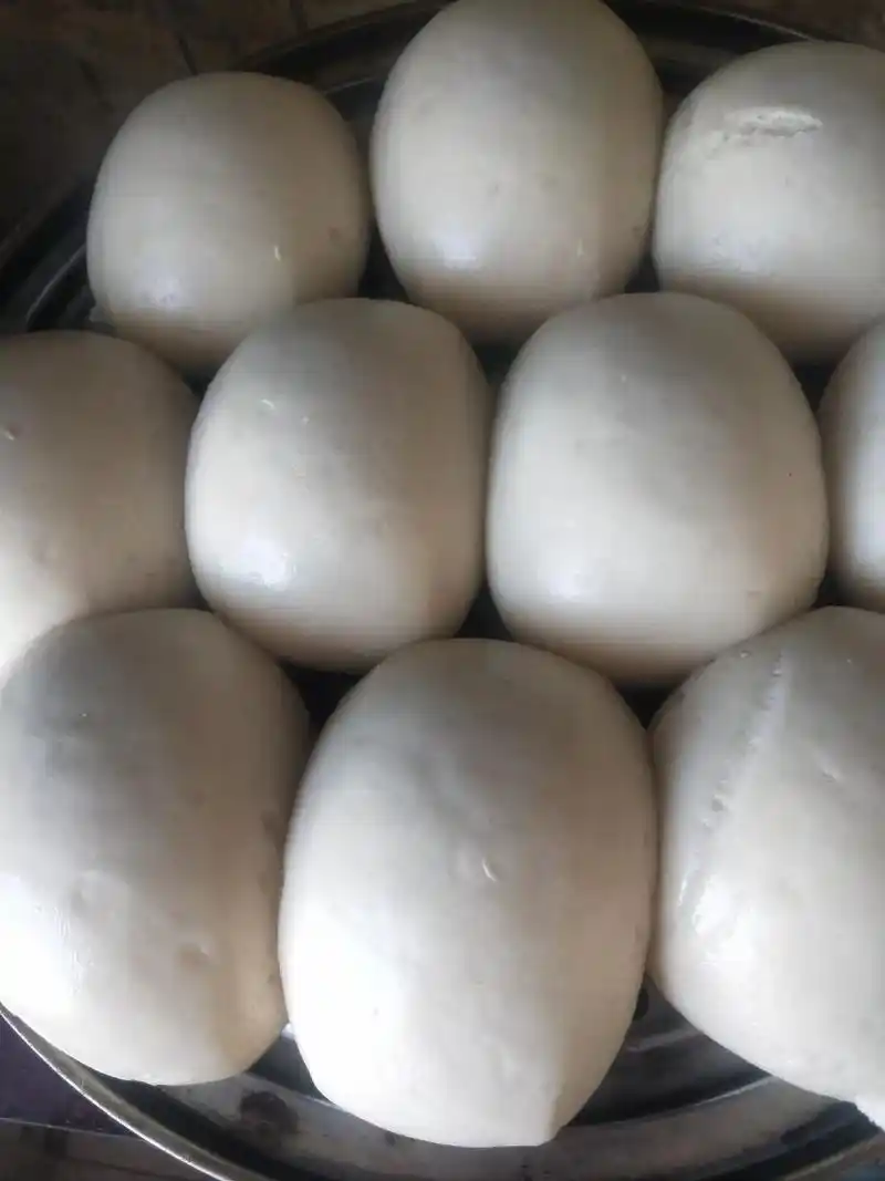 手工馒头 #出锅喽,还好有前几天淹的咸菜,凑合着吃吧,生活 - 抖音