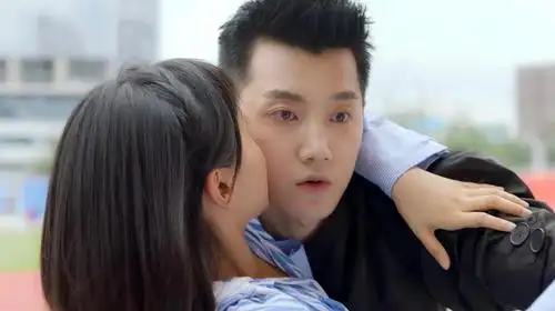 追球:颜晓希主动亲吻齐景浩,齐景浩瞬间愣住,这波狗粮我吃了