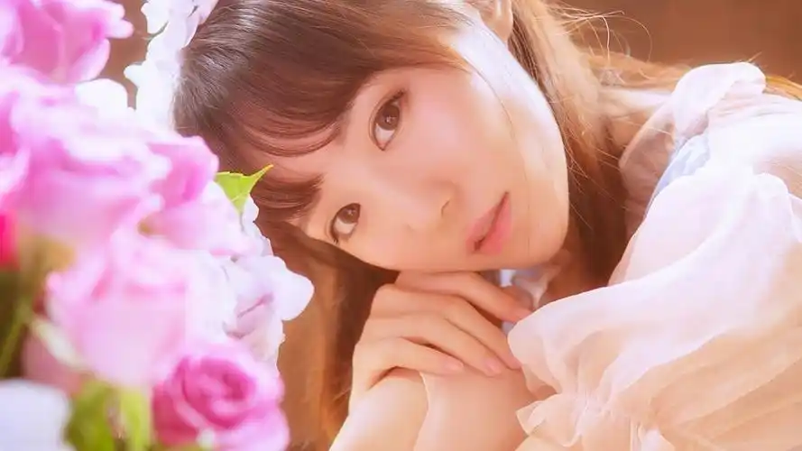 粉色系甜美少女清纯写真壁纸