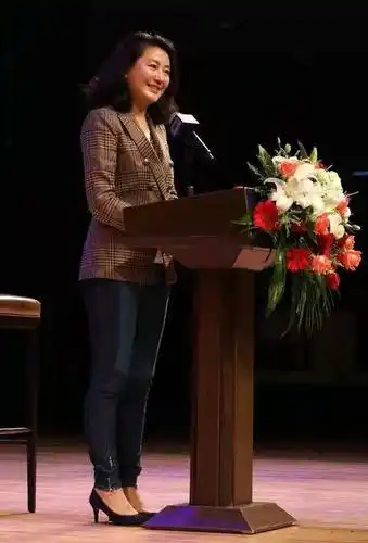 王小丫气质优雅穿吊带裙配披肩有股书香气这状态真不像52岁