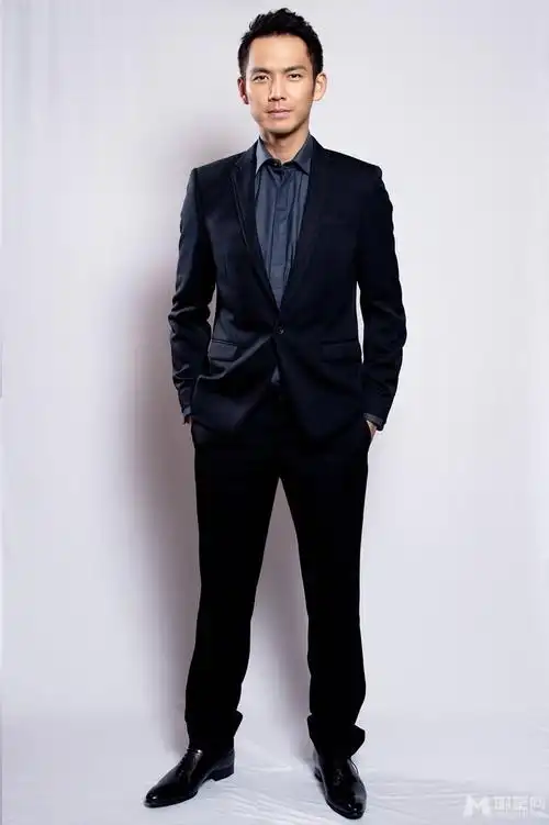 我始终喜欢他穿西装的样子.