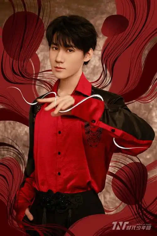 时代少年团跨年晚会造型大片 红衣敲鼓少年