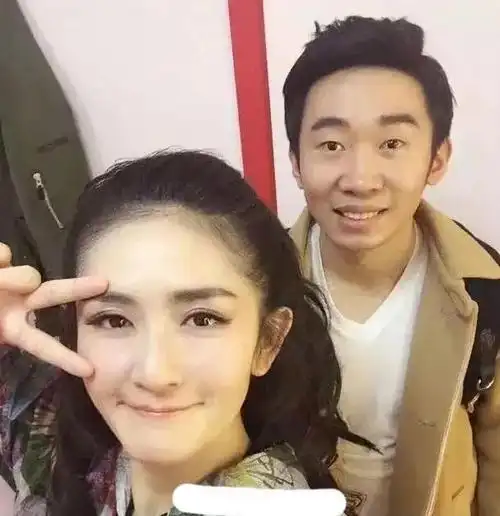 杨迪直播自曝和相恋12年女友分手,难过到通宵痛哭,曾说非她不娶